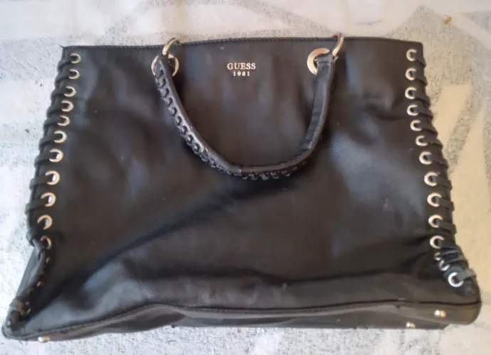 Bolsa Guess 1981 couro sintético com pequenas marcas de uso