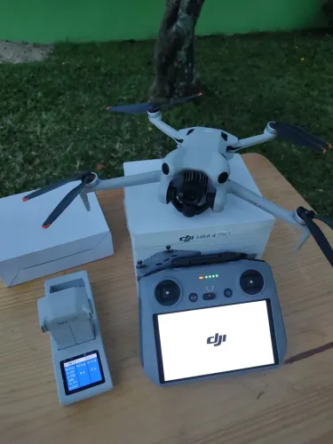 DJI Mini 4 Pro + Controle DJI RC 2 - IMPECÁVEL