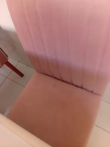 Mesa com quatro cadê