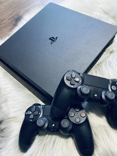 PlayStation 4 Slim - Excelente Estado!