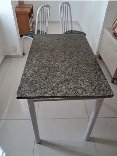 Mesa de jantar tampo em mármore + 2 cadeiras