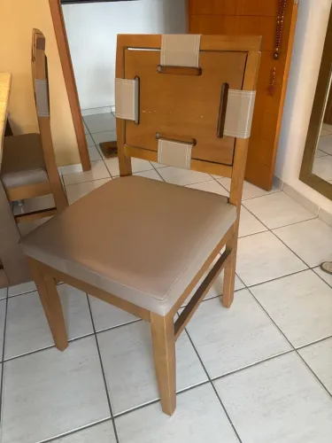 Mesa em madeira retangular com 4 cadeiras tampo mármore travertini em