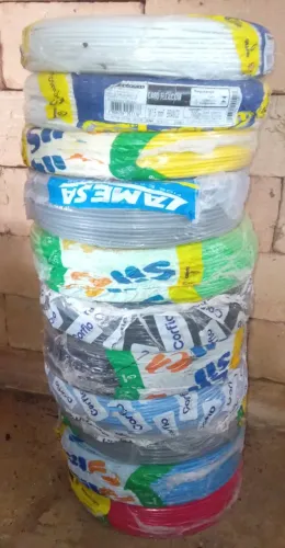Rolos de fios flex novos, tudo por 2 mil reais 