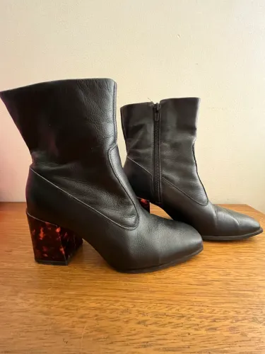 Bota Constance salto alto