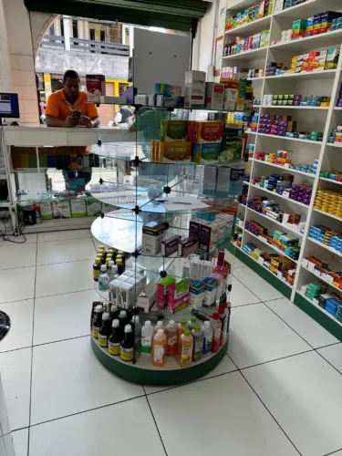 Móveis e prateleiras em vidro para farmácia