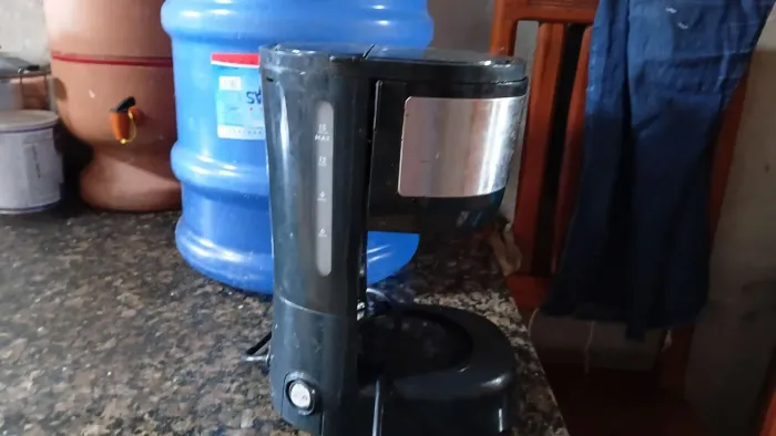 Cafeteria está sem a jarra de vidro. Mas é so colocar uma xícara.