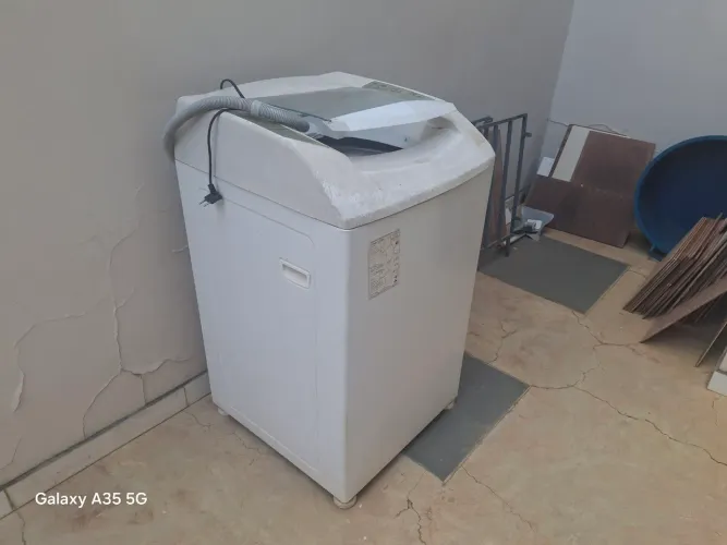 Vende-se máquina de lavar ( está quebrada)