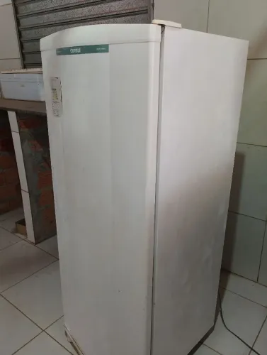 Vende se uma geladeira