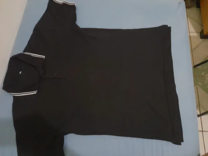 Camisa Gola Polo preta com detalhes branco nas mangas e gola
