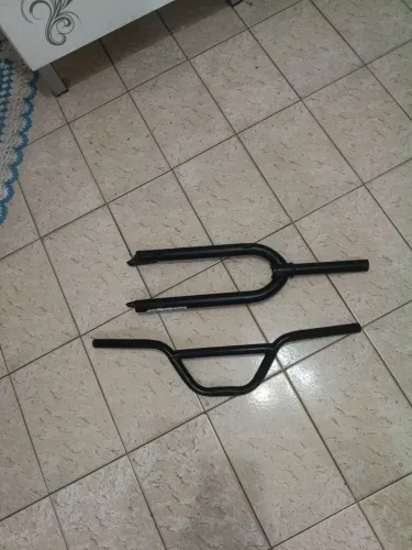 Garfo rígido aro 26 mais guidão de raio preto de brinde 