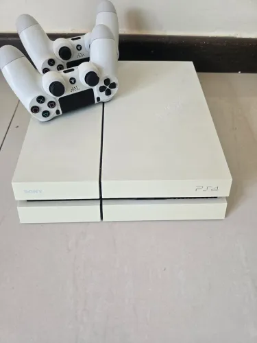 Playstation 4 branco 2 controles versao 13:04 veia descrição 