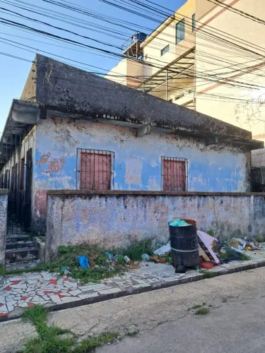 Terreno 240m², com Kitnets inacabados, próximo a Rod Mário Covas