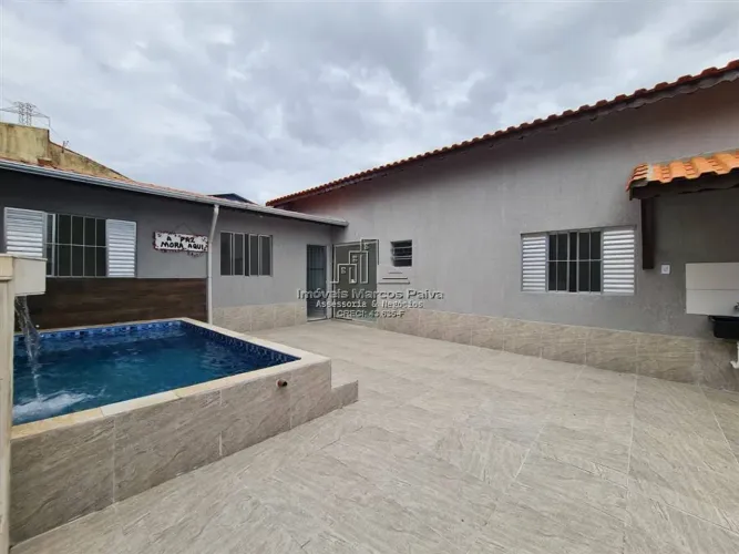 Casa com Piscina  Excelente Localização!