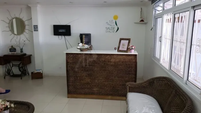 Sala comercial no Mandaqui , recepção , 2 banheiros e copa , que são compartilhados .