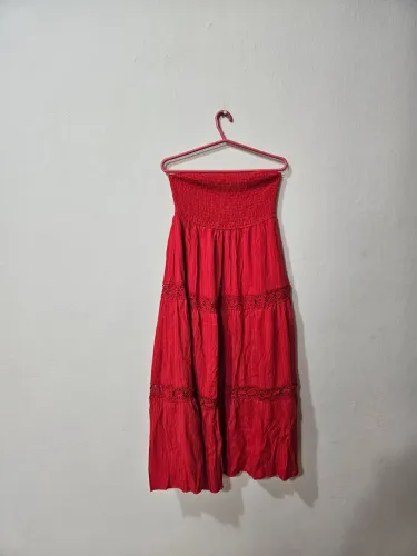 Vestido midi vermelho tomara que caia com lastex