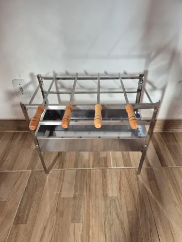 PARA ESPETINHOS, CHURRASQUEIRA DESMONTÁVEL DE INOX COM 4 MINI ESPETINHOS DE INOX. 