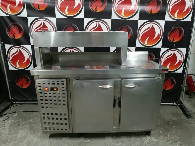 Balcão 1,35x55x90. refrigerado 2 portas com condimentadora marca MACOM 220 volts inox 304
