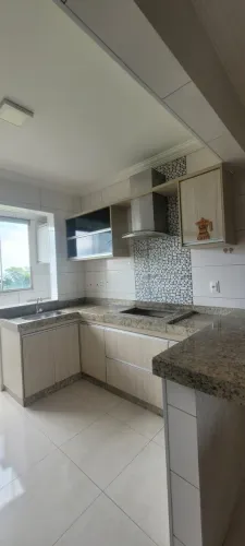 Alugo apto de 2 quartos com móveis planejados, no Bairro Santa Mônica