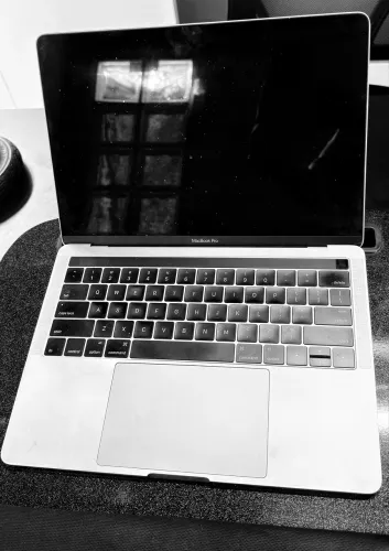 MacBook Pro 13.3 pol  mod A1706 com Touch Bar 