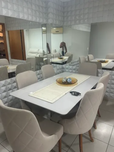Mesa com 6 cadeiras estofadas e pés de madeira. 
