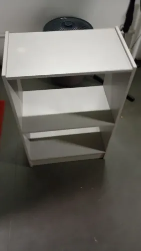 Bancada de Escritório Branca com Prateleiras - Rack