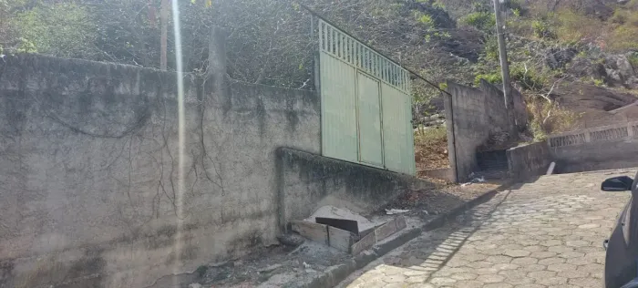 Lote de 420m2 murado com portao de garagem, com vista para santo antonio, em Santa Tereza