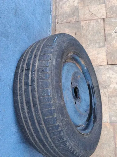 Pneu 215 65 16 com roda 5 furos Scorpion Pirelli muito bom e está mais ou menos meia vida 