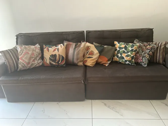 Um sofá de quatro lugares 