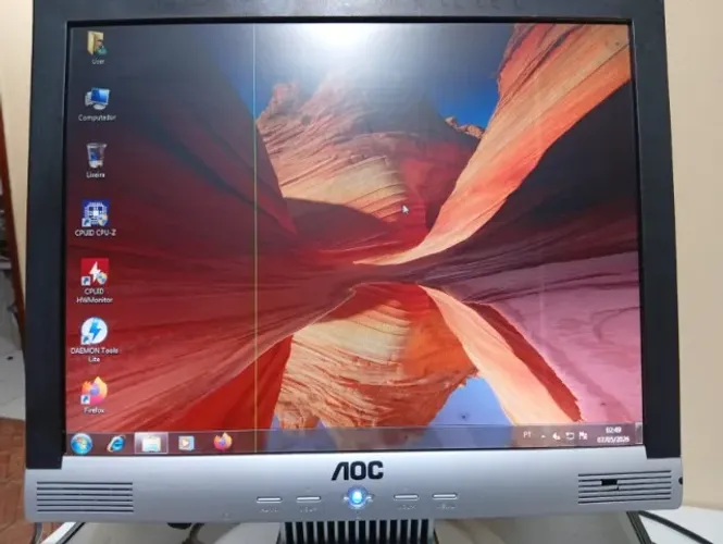 Monitor 15 polegadas AOC, com cabos.