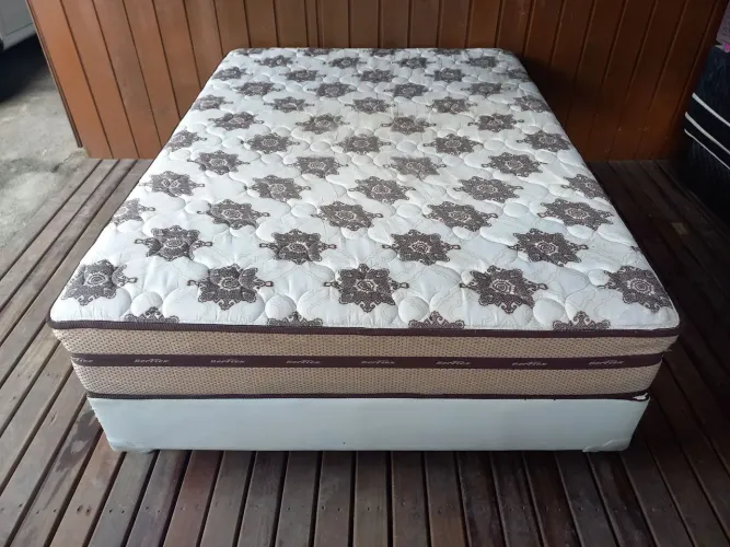 Vendo cama Box de casal colchão + base