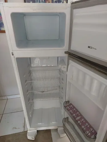 Geladeira semi nova, um funcionando em bom estado. Não é frosfeee. R$600, tem que rerirar