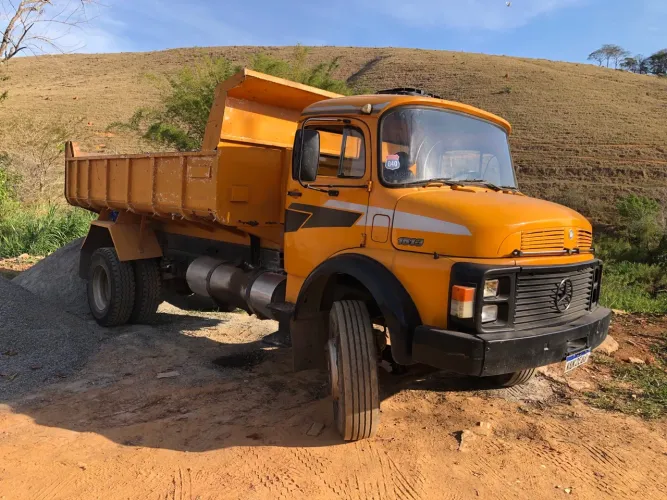 Vendo Caminhão Mercedes 1513 caçamba