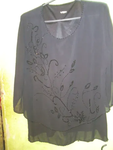 Blusa preta bordada