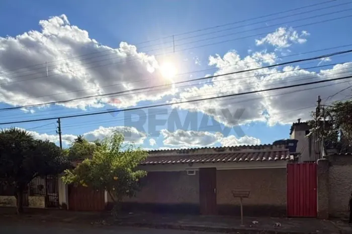 Lote com Renda Imediata e Alto Potencial Construtivo no Bairro Glória | 8 Barracões | Exce