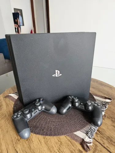 PS4 PRO com 2 controles + Red Dead Redemption 2