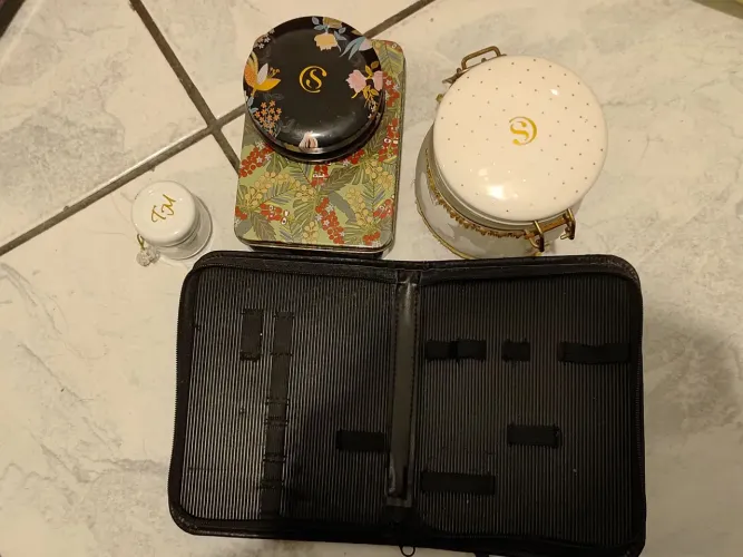 Itens de suporte de maquiagem e higiene pessoal.