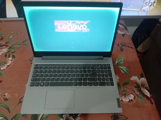 Notebook Lenovo com a tela verde