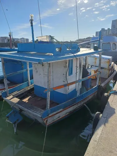 Barco completo pronto para pesca e passeio