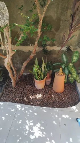 Casa em Paripueira com dois quartos, cozinha americana, jardim, varanda, garagem