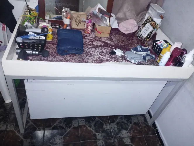 Mesa com gavetão grande e espassoso