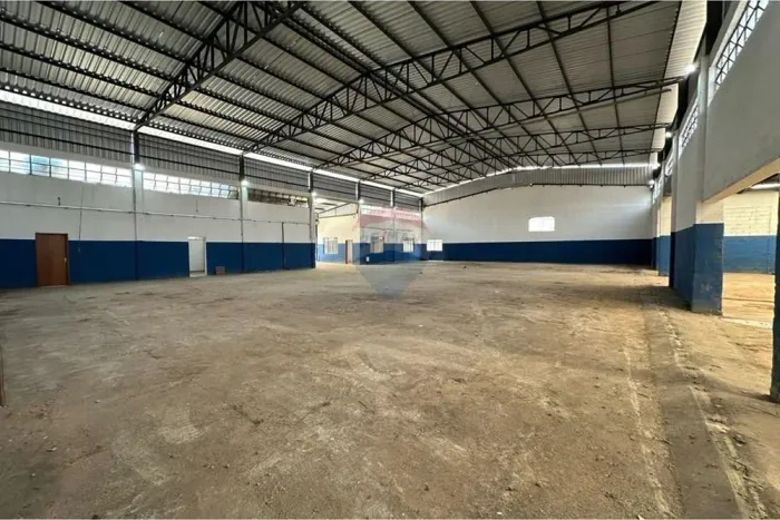 Galpão com 1300m2 e pé direito de 8m para locação no Distrito Industrial