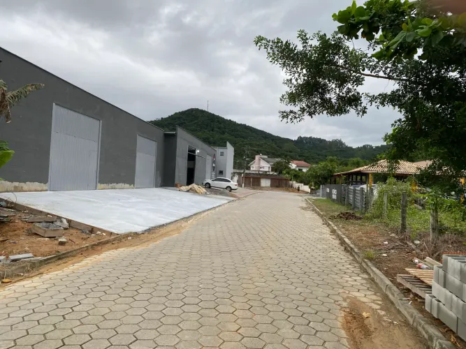 Galpão comercial no centro de Águas Mornas