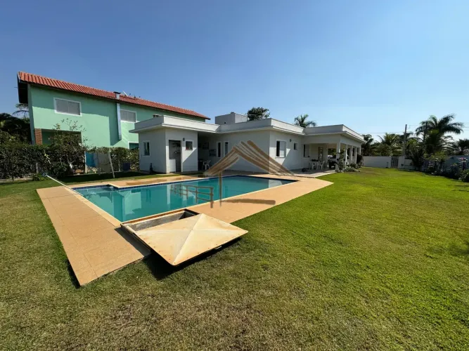 Casa em condomínio a venda com 4 dormitórios, ampla área de lazer com piscina em alvenaria