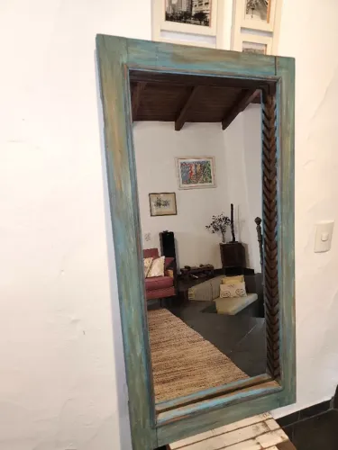 espelho grande com moldura rústica