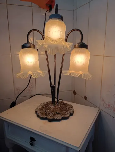 Luminária De Mesa Vintage / Retrô Com 3 Cúpulas De Vidro