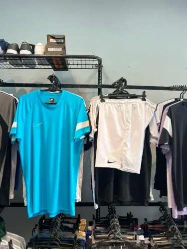 Roupas esportivas da Nike da Adidas materiais super leves para suas atividades físicas ou 