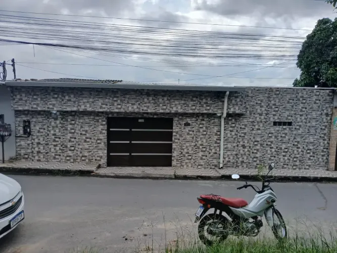 * CASA COM PISCINA À VENDA Bairro Santa Telvina*
