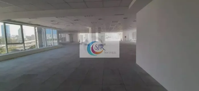Conjunto comercial com 535,00m², em vão livre, instalação de piso elevado para entrega, 4