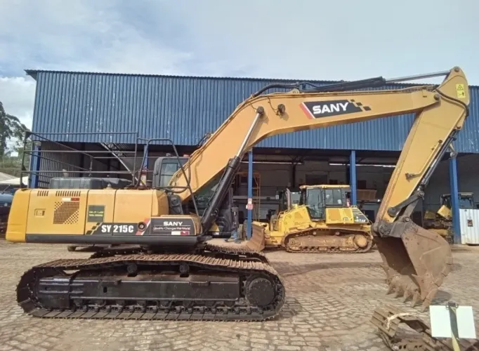 Escavadeira Sany SY215 C ano 2020 com 12.000 horas, em MG