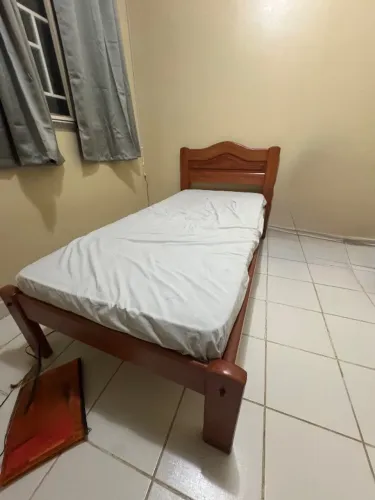 Cama de madeira cedro